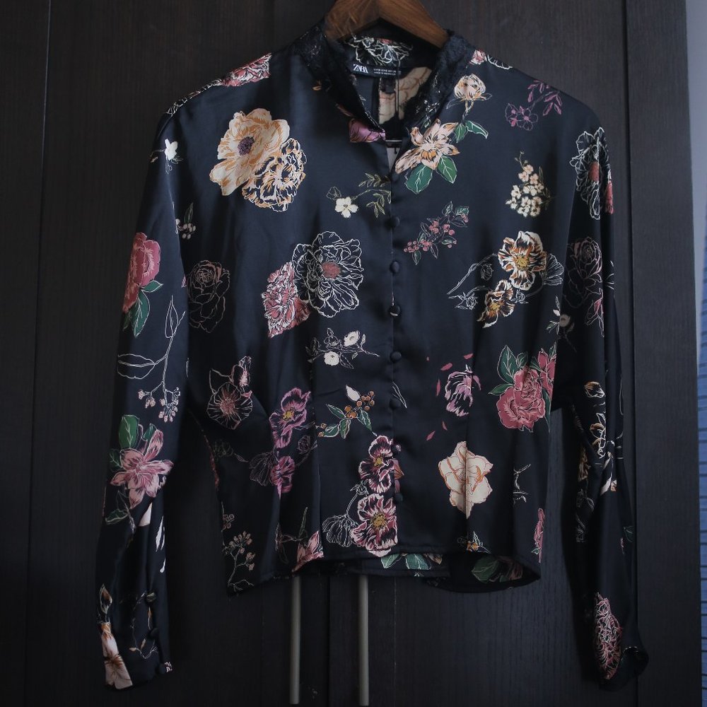 NWT FLORAL PRINT BLACK SATIN EFFECT BLOUSE. - Picture 2 of 11